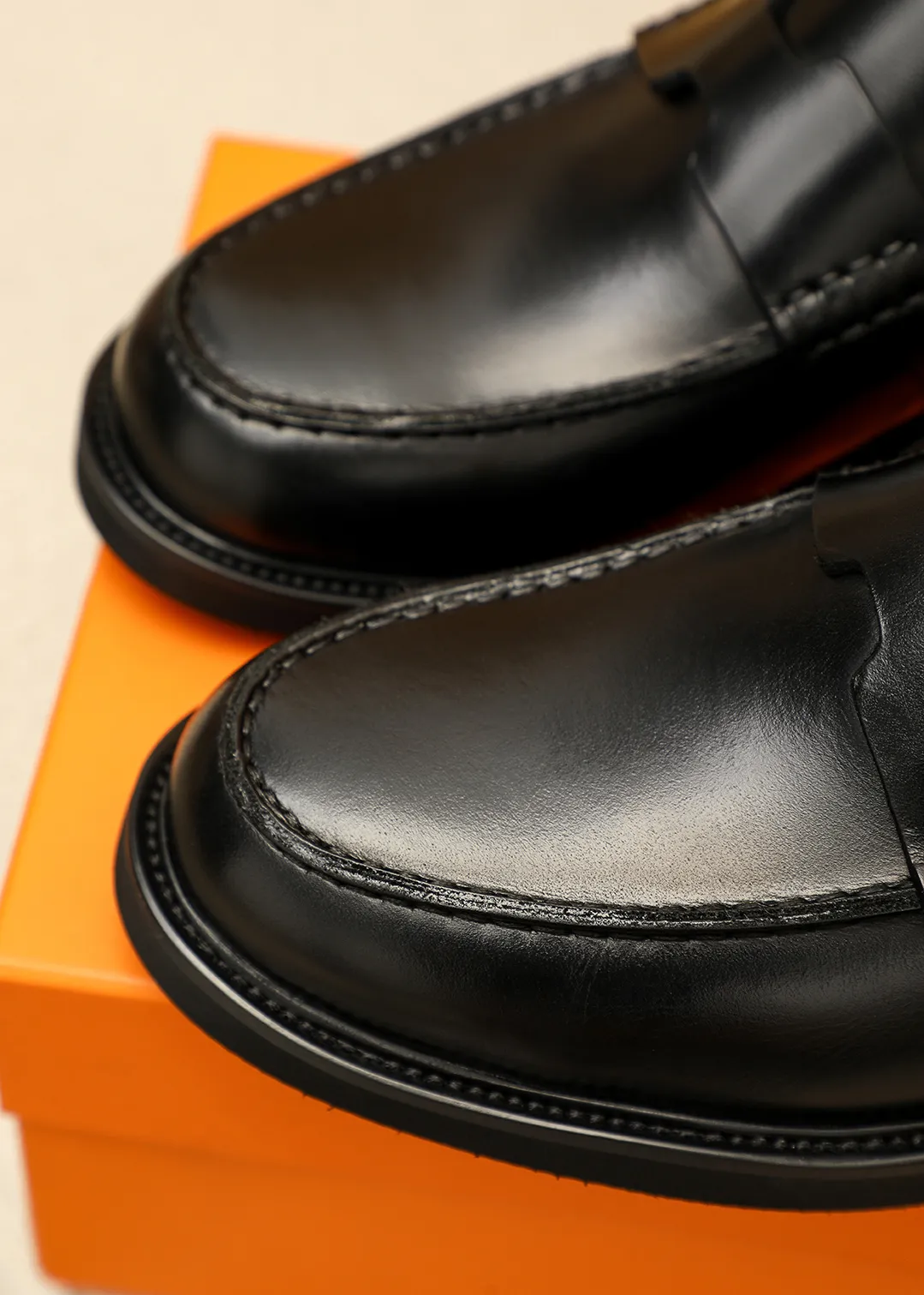 Men's shoes 💰460 💐 Product trademark: HERMES "Hermès" casual leather shoes Regular size: 38-44 (45.46🉑️customized) Product materials: Selected imported first-layer calfskin upper + luxury hardware buckle, imported water-dyed 🐂 cowhide lining. Strong three-dimensional visual effect, foam outsole Color: 4⃣️colors available